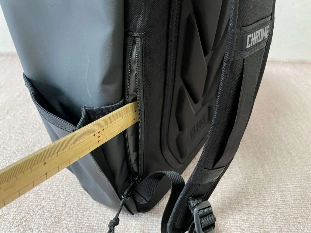 16VOLCAN BACKPACK PLUS 背面ポケット1