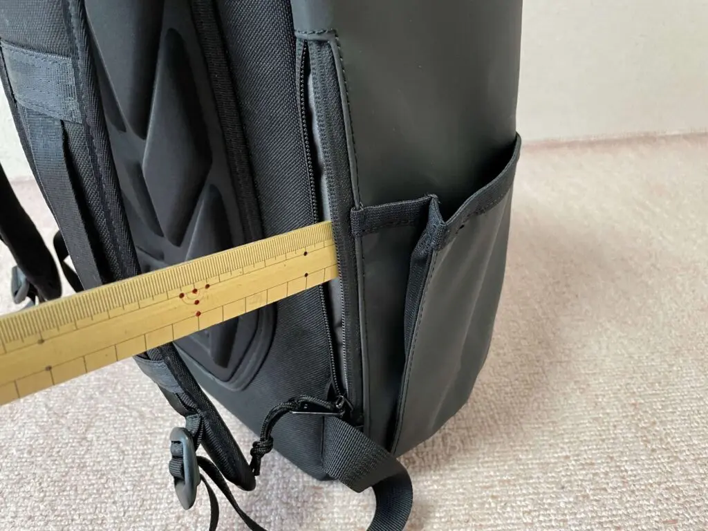 17VOLCAN BACKPACK PLUS背面ポケット2