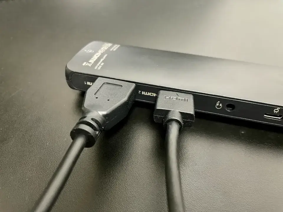 HDMI2本をドッキングステーションに接続