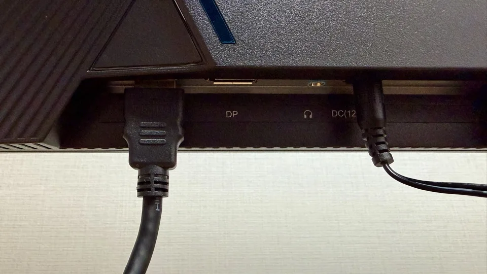 JN-Ei238G144FにHDMIケーブルを接続した様子